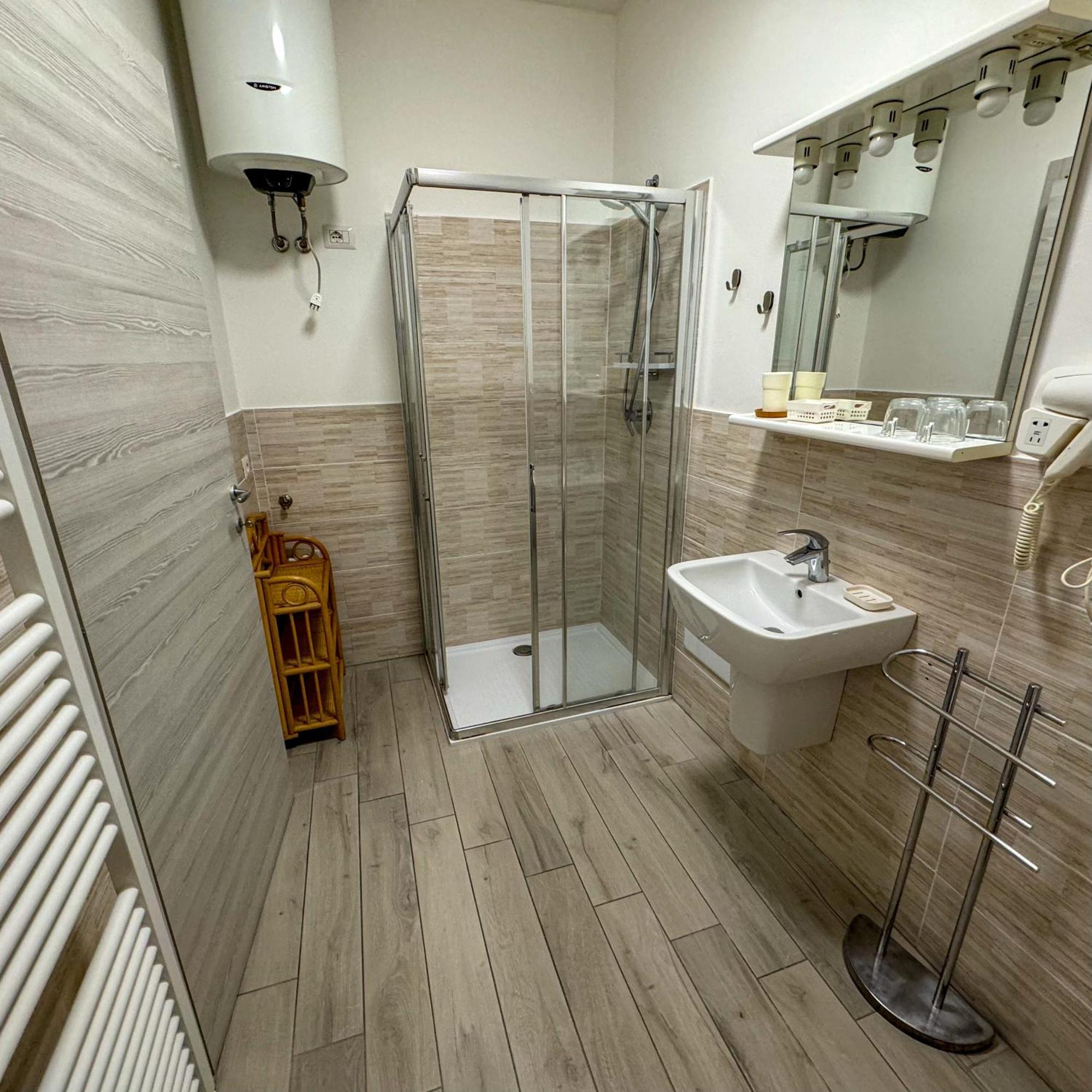 Sg Rooms - Casa Laura Peschiera del Garda Exteriör bild