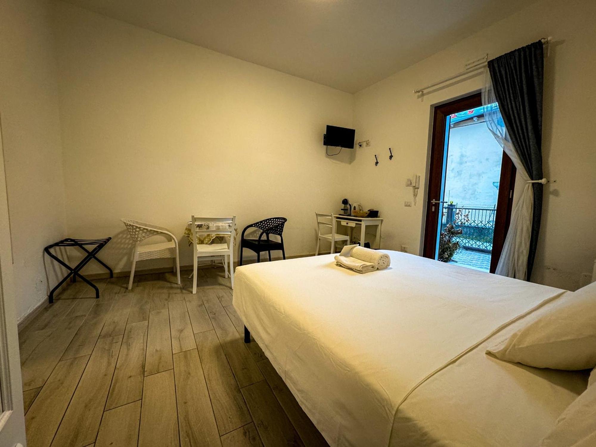 Sg Rooms - Casa Laura Peschiera del Garda Exteriör bild